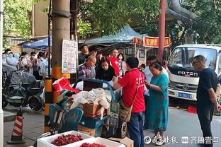 聚精会神！杜兰特全神贯注观看美网公开赛 精彩时刻跟着一起鼓掌